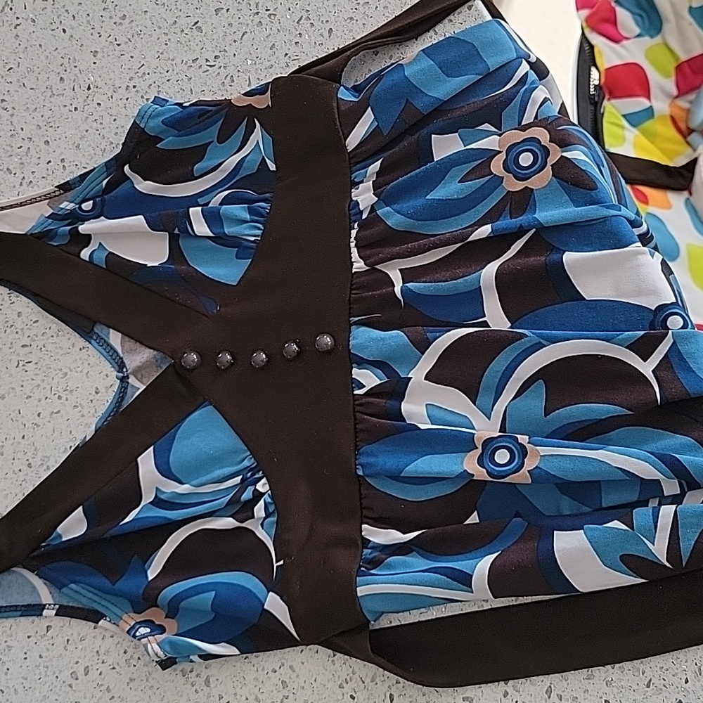 70s inspired sleeveless top size small Iz Buyer